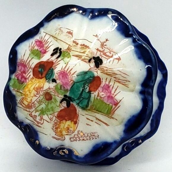 Blue Cobalt White Vintage Garden Geisha Kutani Ware Porcelain Lidded Trinket Box - Picture 1 of 13